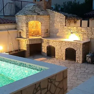 Helle Mit Privatpool Und Gemütlicher Grillecke Apartment